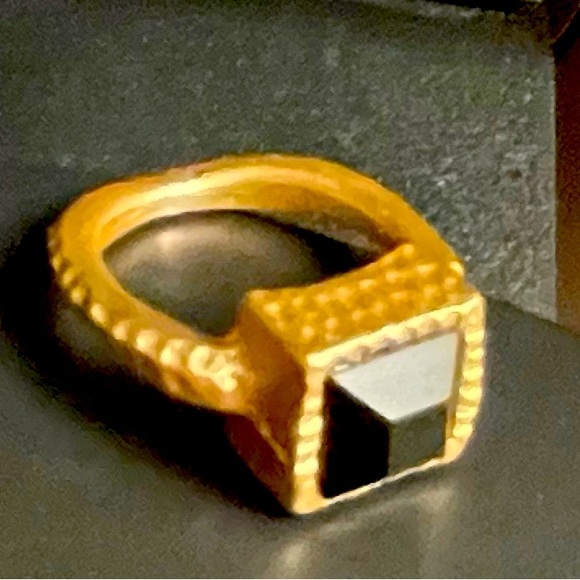 hammered gold tone ring size 7 - Picture 3 of 4